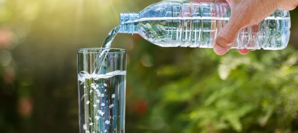 Bouteille d'eau verse dans un verre